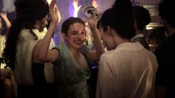 Hedi (Valerie Stoll, li.) und Fritzi (Lia von Blarer, re.) feiern ausgelassen im Szene-Nachtclub „Eldorado“.
