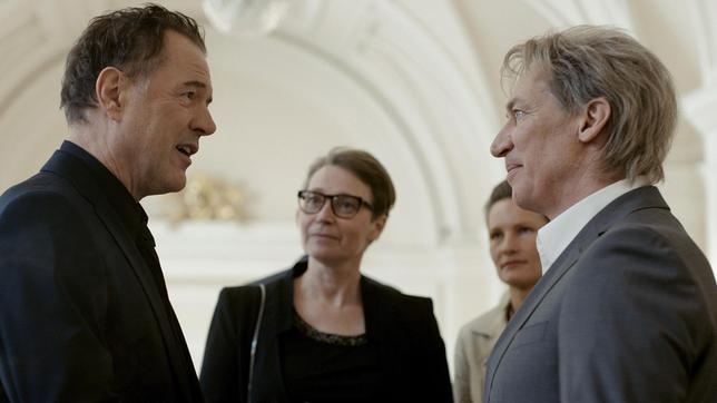 Richter Michael Jacobi (Sebastian Koch, li.) möchte mit Lindner (Tobias Moretti) etwas besprechen.