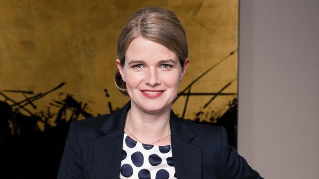 Bild: ARD/Jens van Zoest Mira Bartuschek spielt die korrekt und ehrgeizige Anwältin Sophie Offergeld.