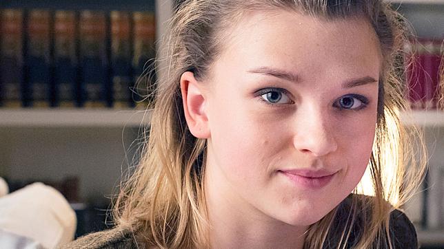 Bild: ARD/Kai Schulz Sophie Offergeld (Mira Bartuschek, r.) mit ihrer Tochter Marie (Sinje Irslinger, l.)
