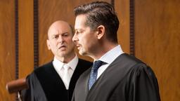 Falk (Fritz Karl, r.) spielt Richter, erteilt den Freispruch und beendet somit den Prozess. Der Richter (Vittorio Alfieri, l.) erhebt Einspruch.