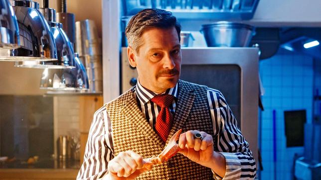 Bild: ARD/Kai Schulz Falk (Fritz Karl) kocht für Clementine.