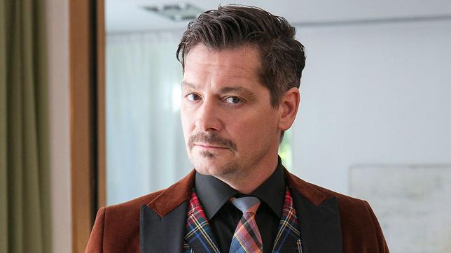 Bild: ARD/Kai Schulz Falk (Fritz Karl) über nimmt den heiklen Fall des Ministerpräsidenten Stein, der gerne Dessous unter seinen Anzügen trägt und nun mit Fotos erpresst wird.