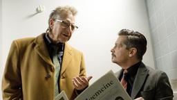 Falk (Fritz Karl) spricht mit dem Gegenanwalt Blankenstein (Martin Semmelrogge) auf der Toilette und instruiert ihn für das Gespräch.