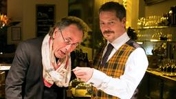 Hugo Egon Balder kostet im Restaurant vom Lachs, den Falk (Fritz Karl) im Geschirrspüler zubereitet hat.