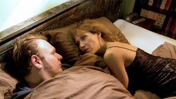 Katrin (Gruschenka Stevens) hat sich einfach zu Raimund (Oliver Fleischer) ins Bett gelegt.