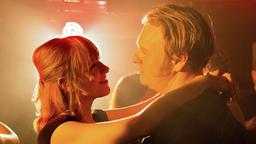 Koch Raimund (Oliver Fleischer) tanzt mit seiner alten Schulfreundin Katrin (Gruschenka Stevens) in der Kneipe.