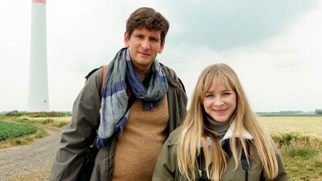 Bild: ARD/Kai Schulz Lars (Sebastian Schwarz) und Anke (Jasmin Schwiers) kommen zur Windkraftanlage, Anke macht Fotos von Vogelkadavern.Das Ehepaar will Klemens Pilz (Jürgen Rißmann), den Vorsitzenden einer Umweltschutz-NGO, wegen