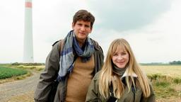 Lars (Sebastian Schwarz) und Anke (Jasmin Schwiers) kommen zur Windkraftanlage, Anke macht Fotos von Vogelkadavern.Das Ehepaar will Klemens Pilz (Jürgen Rißmann), den Vorsitzenden einer Umweltschutz-NGO, wegen