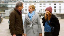 Offergeld (Peter Prager) begleitet seine Tochter (Mira Bartuschek) und seine Enkelin (Bianca Nawrath) zur Kanzlei.