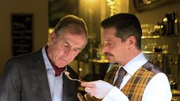 Offergeld Sen (Peter Prager) kostet im Restaurant vom Lachs, den Falk (Fritz Karl) im Geschirrspüler zubereitet hat.