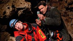 Christian findet seinen Onkel bewusstlos in der Höhle