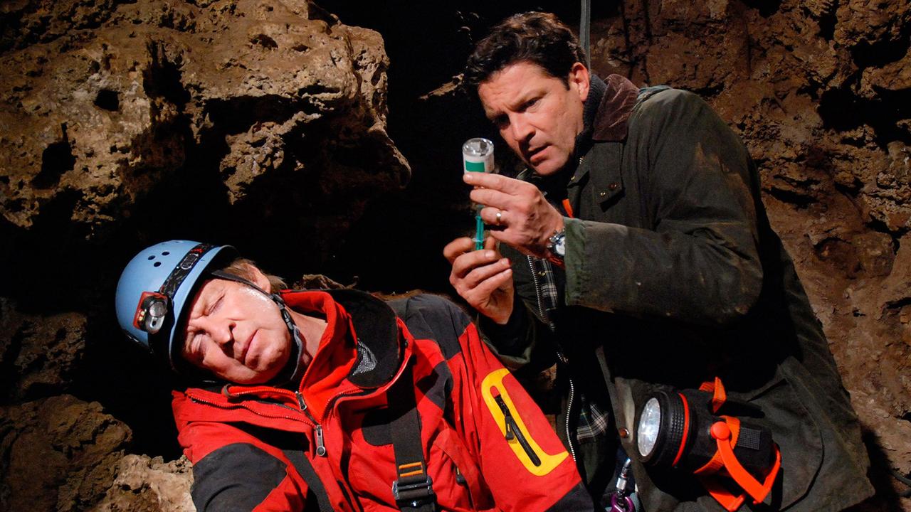 Christian findet seinen Onkel bewusstlos in der Höhle