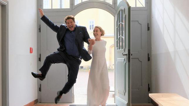 Bild: ARD/Jacqueline Krause-Burberg Beschwingt ins Eheleben: Das Brautpaar Christian (Francis Fulton-Smith) und Tanja (Christina Athenstädt) freut sich auf die Hochzeit.