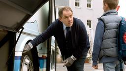 Busfahrer Göbel (Jens Peter Brose) überprüft die Fahrsicherheit des Busses und zeigt Marvin, wie die Tür sich öffnet.