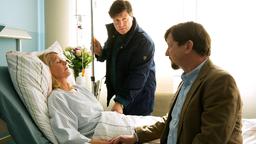 Dr. Christian Kleist (Francis Fulton-Smith) besucht seine Patientin Angelika Pagels (Anne Moll) im Krankenhaus. Er macht ihr und ihrem Mann Volker (Thomas Rudnick) Mut.