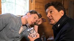 Dr. Christian Kleist (Francis Fulton Smith) findet Lenny Krause (Richard Kreutz) mit dem gepantschten Alkohol in der Waldhütte.