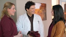 Dr. Christian Kleist (Francis Fulton-Smith) und Nora (Winnie Bwe) begrüßen eine neue Ärztin in der Praxisgemeinschaft: Dr. Carolin Thelen (Diana Willems).