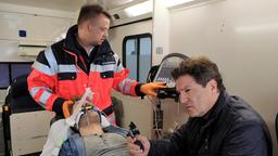 Einsatz im Rettungswagen: Dr. Christian Kleist (Francis Fulton Smith) kümmert sich um Martin Voss (Rony Herman), der ins Koma gefallen ist und künstlich beatmet werden muss.