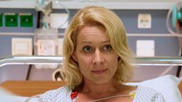 Franziska Reber (Natalie O'Hara) kommt mit rätselhaften Lähmungserscheinungen ins Krankenhaus.