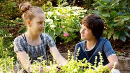 Lotte (Anne Sophie Triesch) und Paul (Julian König) sollen gemeinsam kochen. Sie holen Kräuter aus dem Garten.