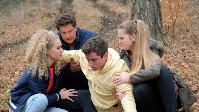 Bild: ARD/Jacqueline Krause-Burberg Luisa Ewald (Pauline Angert) und Lotte Ewald (Anne Sophie Triesch) versuchen Max Schröter (Jonathan Elias Weiske) aus dem Wald zu schleppen. Dr. Christian Kleist (Francis Fulton Smith) kommt hinzu.