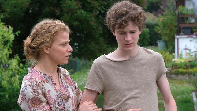 Bild: ARD/Jacqueline Krause-Burberg Lukas Gellert (Nico Ramon Kleemann) leidet unter Magenkrämpfen und neurologischen Ausfällen. Marita Gellert (Annika Martens) ist in großer Sorge um ihn.