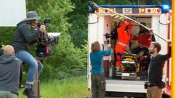 Die Szene am Rettungswagen wird mit einer Handkamera gedreht.
