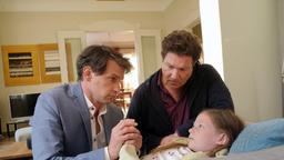 Michael (Luca Zamperoni) und Christian (Francis Fulton Smith) versuchen herauszufinden, was der kleinen Rosalie (Nelly Hoffmann) fehlt.
