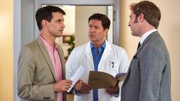 Michael (Luca Zamperoni) will unbedingt, dass von Hatzfeld (Tom Radisch) endlich aus Lisas Umfeld verschwindet und hofft, ihn an eine auswärtige Klinik wegloben zu können (mit Francis Fulton-Smith).