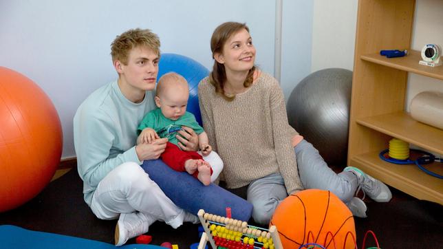 Bild: ARD/Volker Roloff Piwi (Meo Wulf) und Anke (Fabienne Haller) genießen die Zeit mit ihrem Baby (Matthis Anton Tierling).