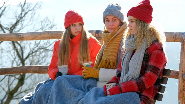 Tanja (Christina Athenstädt) spricht sich mit ihren Töchtern Lotte (Anne Sophie Triesch) und Luisa (Pauline Angert) aus.