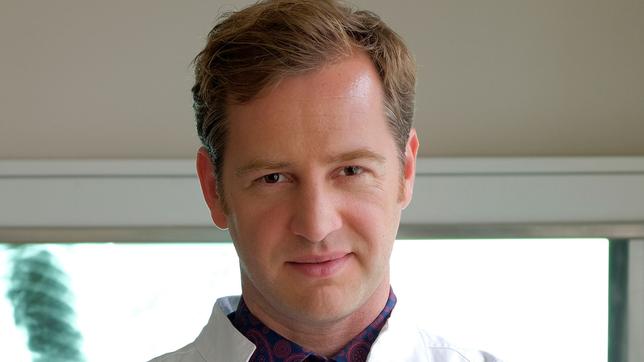 Bild: ARD/Jacqueline Krause-Burberg Dr. Timotheus von Hatzfeld (Tom Radisch)