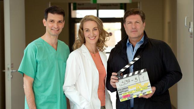 Bild: ARD/Volker Roloff In der siebten Staffel der beliebten Eisenacher Arztserie bekommt die Praxisgemeinschaft von Dr. Christian Kleist (Francis Fulton-Smith, r.) und Dr. Michael Sandmann (Luca Zamperoni, l.) attraktive Verstärkung: die Gynäkologin Tanja Ewald (Christina Athenstädt, M.) tritt die Nachfolge von Dr. Lisa Kleist an.