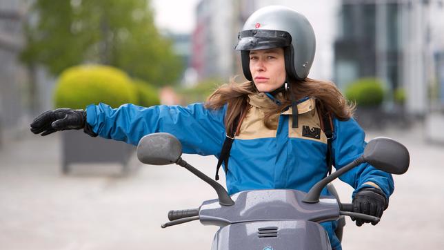 Bild: ARD/Michael Böhme Carla Temme (Meike Droste) auf dem Weg zur Arbeit.