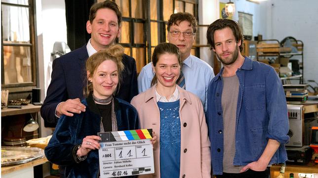 Bild: ARD/Michael Böhme Risikoanalystin Carla Temme (Meike Droste, M.), ihr pedantischer Chef Hans-Peter Mühlens (Martin Brambach, 2.v.r.), ihr nassforscher Konkurrent Frank Weber (Sebastian Schwarz, l.), ihre Schwester Hannah (Anna Blomeier, 2.v.l.) und Mikael (Richard Ulfsäter, r.), der mit seinem chaotischen Charme Carlas Herz erobert.
