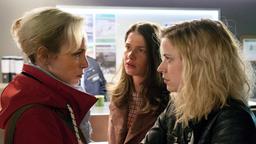 Carla Temme (Meike Droste) begleitet Ruth Schirmer (Merle Collet) auf die Polizeiwache zu einem Treffen mit Christine Höffner (Stefanie Rösner), die sofortigen Zugang zu ihrem leiblichen Sohn fordert.