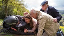 Der steinalte Friedrich Peters (Dieter Schaad) will mit dem Gleitschirm losfliegen. Seine Söhne Paul (Jürgen Mikol) und Herbert Peters (Frank Trunz) und Carla Temme (Meike Droste) können es in letzter Sekunde verhindern.