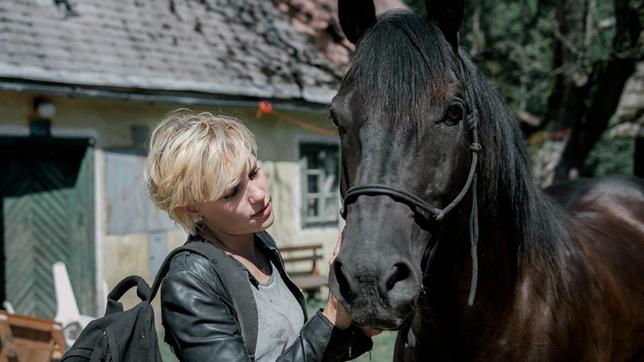 Bild: ARD Degeto/ServusTV Alex (Julia Richter) ist am verlassenen Köhlerhof als plötzlich Dezember auftaucht.