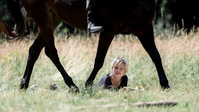 Alex (Julia Richter) und Leander trainieren zusammen auf einem geheimen Reitplatz.