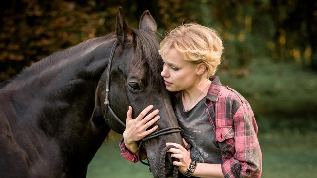 Bild: ARD Degeto/ServusTV/SAM Film/Martin Hörmandinger Alexandra (Julia Franz Richter) mit Pferd Dezember
