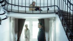 Laszlo Turin (Stipe Erzeg) und Maggie (Jeanette Hain) ahnen nicht dass Tilda (Zita Gaier) sich ebenso im Raum befindet.
