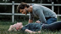 Raphael (Aaron Karl) hilft Alex (Julia Richter).