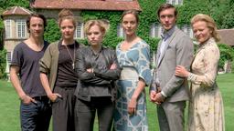 Von links nach rechts: Leander Hochstetten (Laurence Rupp), Silvia Hochstetten (Patricia Aulitzky), Alexandra Winkler (Julia Franz Richter), Margarethe Loss (Jeanette Hain), Maximilian Hochstetten (Christoph Luser) und Marie Hochstetten (Michou Friesz)