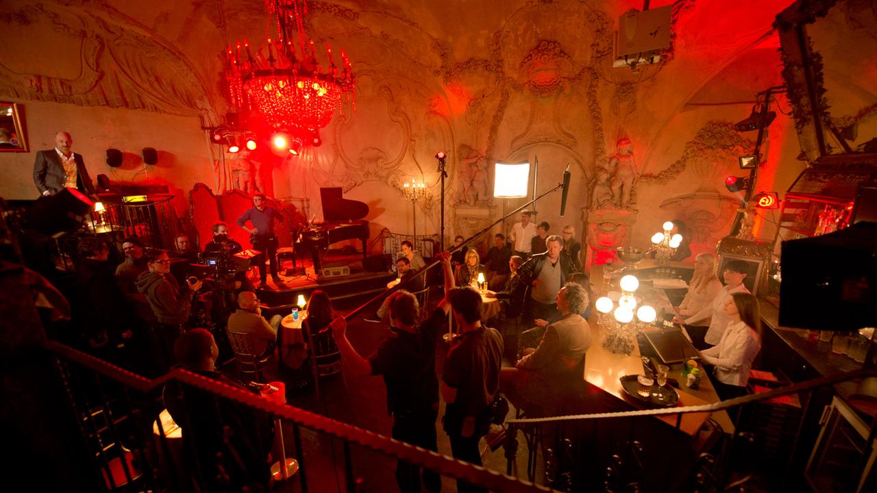 Backstage bei den Dreharbeiten zur Staffel 29: Rotlichtstimmung im Nachtclub bei Großstadtrevier Dreh