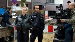 Backstage bei den Dreharbeiten zur Staffel 29: Volle Konzentration: Nina Sieveking (Wanda Perdelwitz) und Paul Dänning (Jens Münchow) bei einem schwierigen Fall