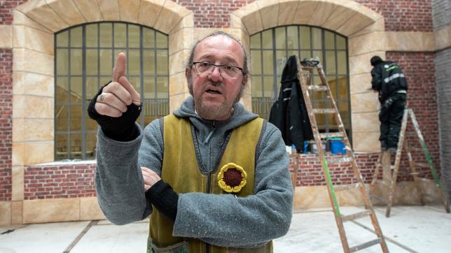 Bild: ARD/Thorsten Jander Die neue Polizeiwache hat den Charakter einer alten Fabriketage mit warmen Backsteinmauern und Sprossenfenstern. Foto von der Baustelle: Der 52-jährige Architekt Thomas Stromberger gibt Anweisungen.
