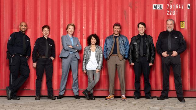 Seit Anfang Juni 2021 werden in Hamburg die ersten Folgen zur 35. Staffel der ARD-Serie "Großstadtrevier" gedreht. Das Team vom Großstadtrevier: (v.l.n.r.): Lukas Petersen (Patrick Abozen), Nina Sieveking (Wanda Perdelwitz), Frau Küppers (Saskia Fischer), Harry Möller (Maria Ketikidou), Nils Sanchez (Enrique Fiß), Daniel Schirmer (Sven Fricke) und Helmut Husmann (Torsten Münchow, r.).