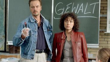 Bild: ARD/Thorsten Jander Henning und Harry befragen die Schüler