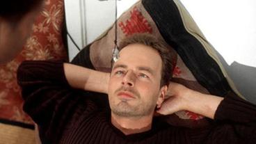 Bild: ARD/Thorsten Jander Henning wird hypnotisiert